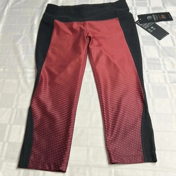 BNWT MPG printed capris cropped leggings BLACK and burgundy activewear - Picture 1 of 12